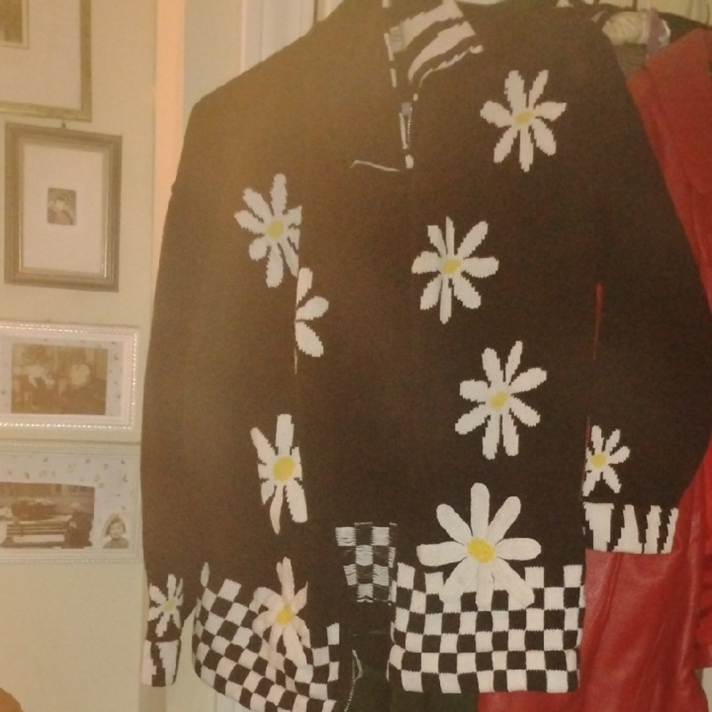 Sweater W Flowers Pattern